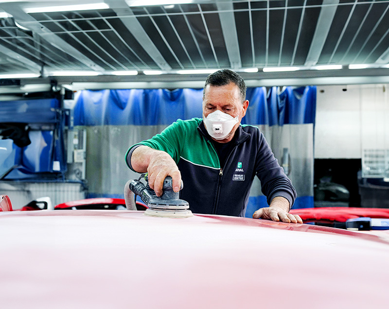 Una carrozzeria auto viene lucidata