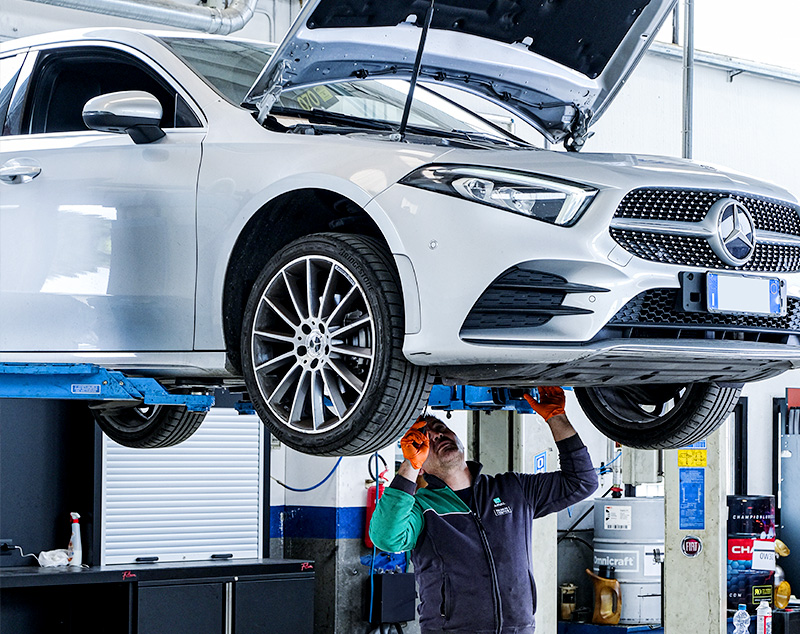 Auto sul ponteggio che viene controllata da un professionista