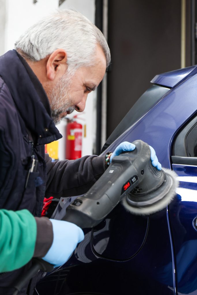 Smerigliatrice 3M in azione nella officina di Orbassano