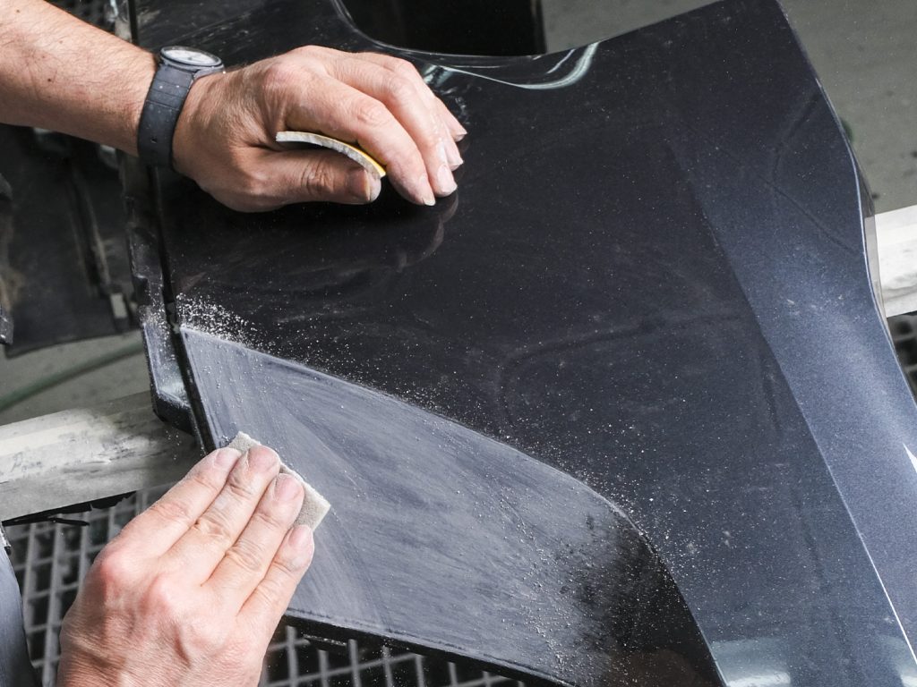 Carteggiatura di una carrozzeria