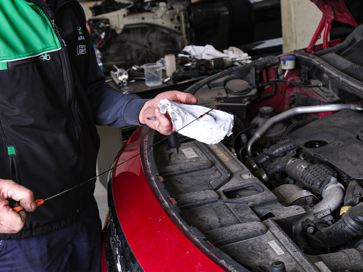 Controllo dell'olio fatto tirando fuori la bacchetta dal motore